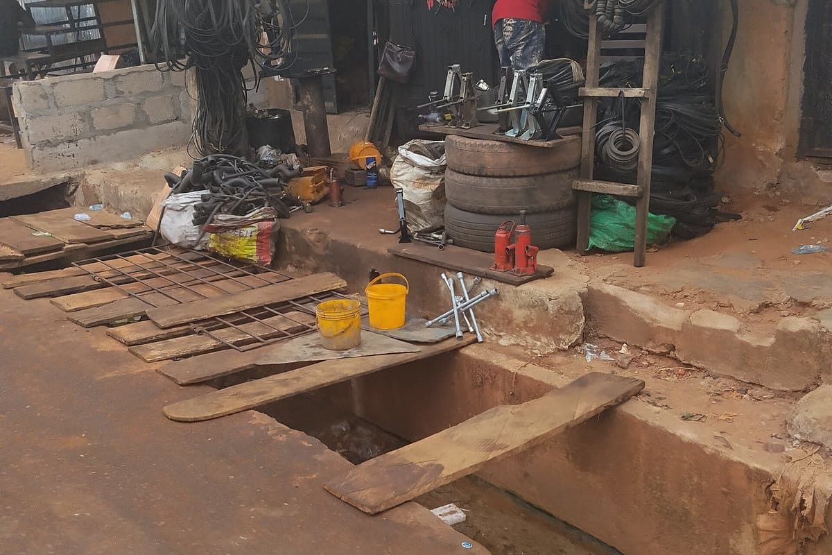 Roadside auto spare parts shop