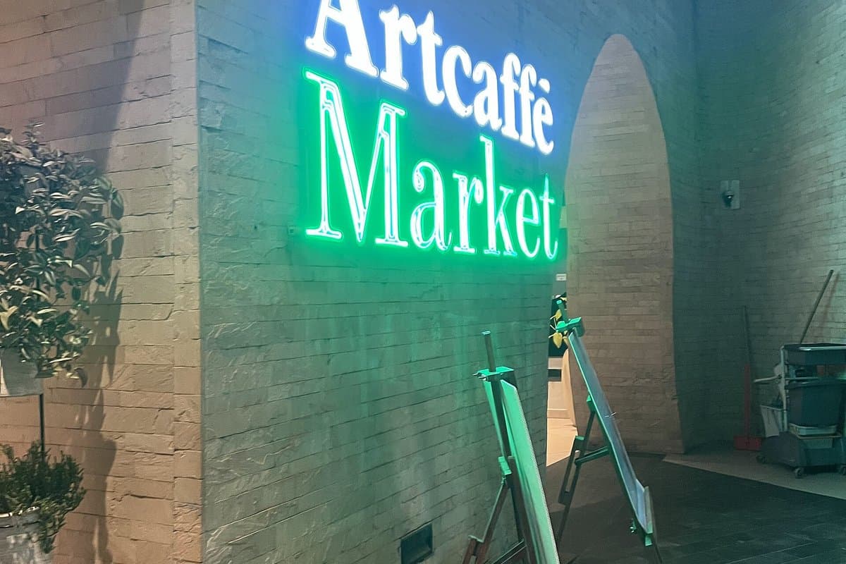Art café and market scene in Nairobi